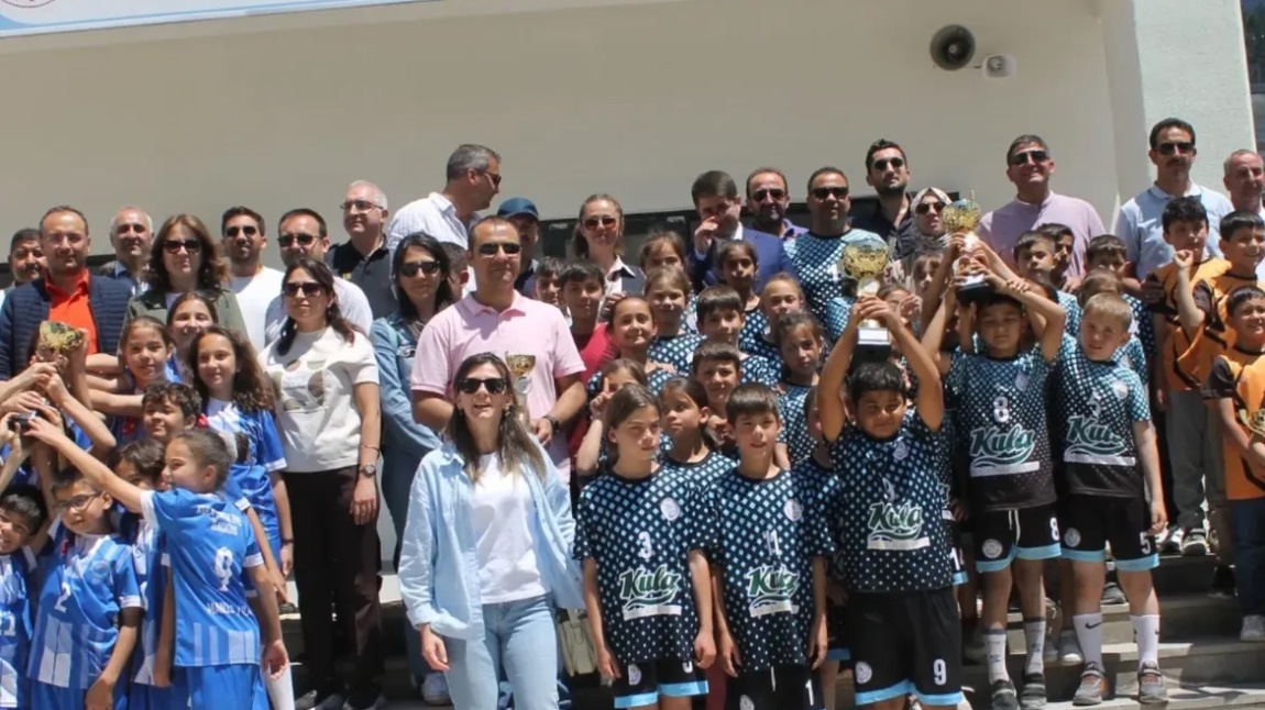 Geleneksel Çocuk Oyunlarında Rafet Üçelli Rüzgarı Esti. 